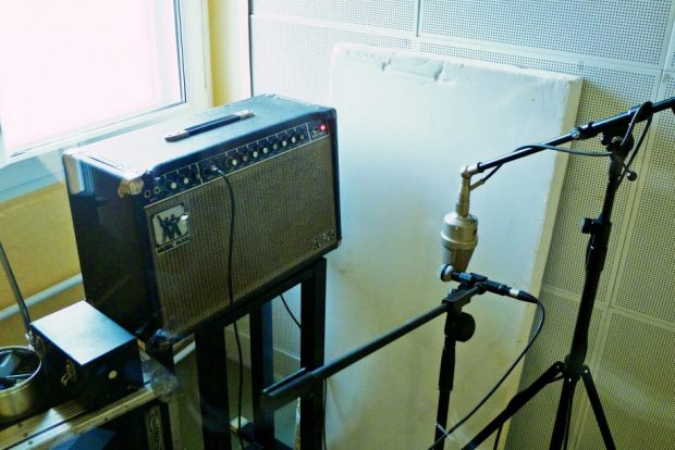 Marc Morgans guitar amp set up by Guy Sternberg Musicman 210 HD one thirty with Neumann M49 and Beyerdynamic M160 microphones LowSwing studio Berlin 2011 01 22 14 44 091